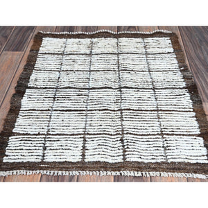 2'1"x2'8" Daisy White, Moroccan Weave With Grid Design, Textured Pile, Tone On Tone, Undyed Natural Wool, Hand Knotted, Mat, Sample, Oriental Rug FWR8352