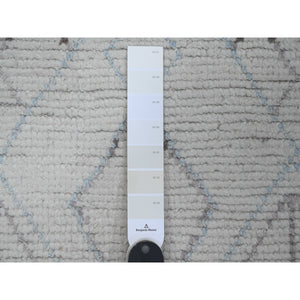2'5"x10'6" Pearl White, Moroccan Weave with Geometric Pattern, Textured Pile, Soft Wool, Hand Knotted, Runner, Oriental Rug FWR121644