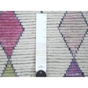 5'5"x8'6" Daisy White, Moroccan Weave With Colorful Tribal And Geometric Design, Tone On Tone, Hand Knotted, Soft Wool, Textured Pile, Oriental Rug FWR122070