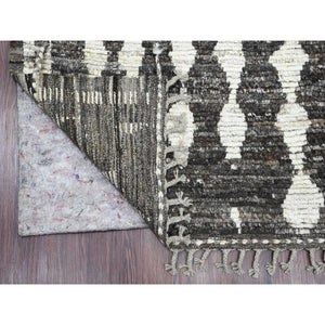 5'6"x8' Pebble Gray, Moroccan Weave with Geometric Design, Tone on Tone, Hand Knotted, Soft Wool, Textured Pile, Oriental Rug FWR123276