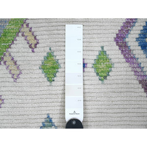 5'x8' Pearl White, Hand Knotted, Moroccan Weave with Geometric Pattern, Soft Wool, Tone on Tone, Textured Pile, Oriental Rug FWR125016