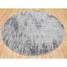 Load image into Gallery viewer, 7&#39;9&quot;x7&#39;9&quot; Gray Fine Jacquard Hand Loomed Modern Wool And Art Silk Round Oriental Rug FWR348714