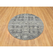 Load image into Gallery viewer, 5&#39;2&quot;x5&#39;2&quot; Gray Hand Spun Undyed Natural Wool Modern Criss Cross Erased Design Hand Knotted Round Oriental Rug FWR351678