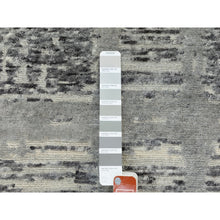 Load image into Gallery viewer, 5&#39;2&quot;x5&#39;2&quot; Gray Hand Spun Undyed Natural Wool Modern Criss Cross Erased Design Hand Knotted Round Oriental Rug FWR351678