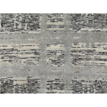 Load image into Gallery viewer, 5&#39;2&quot;x5&#39;2&quot; Gray Hand Spun Undyed Natural Wool Modern Criss Cross Erased Design Hand Knotted Round Oriental Rug FWR351678