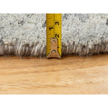 Load image into Gallery viewer, 5&#39;2&quot;x5&#39;2&quot; Gray Hand Spun Undyed Natural Wool Modern Criss Cross Erased Design Hand Knotted Round Oriental Rug FWR351678