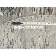 Load image into Gallery viewer, 5&#39;2&quot;x5&#39;2&quot; Gray Hand Spun Undyed Natural Wool Modern Criss Cross Erased Design Hand Knotted Round Oriental Rug FWR351678