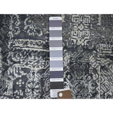 Load image into Gallery viewer, 4&#39;x4&#39; Round Gray Wool And Pure Silk Jewellery Design Hand Knotted Oriental Rug FWR354150