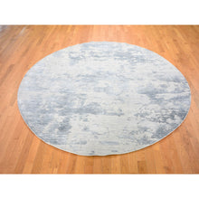Load image into Gallery viewer, 7&#39;10&quot;x7&#39;10&quot; Round Abstract Design Wool And Silk Hi-low Pile Denser Weave Hand Knotted Oriental Rug FWR354318