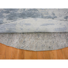 Load image into Gallery viewer, 7&#39;10&quot;x7&#39;10&quot; Round Abstract Design Wool And Silk Hi-low Pile Denser Weave Hand Knotted Oriental Rug FWR354318