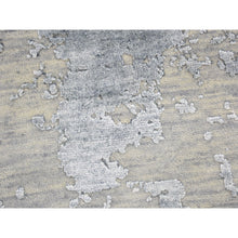 Load image into Gallery viewer, 7&#39;10&quot;x7&#39;10&quot; Round Abstract Design Wool And Silk Hi-low Pile Denser Weave Hand Knotted Oriental Rug FWR354318