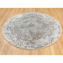 Load image into Gallery viewer, 6&#39;x6&#39; Round Grey Broken Persian Design Wool And Pure Silk Hand Knotted Oriental Rug FWR372324