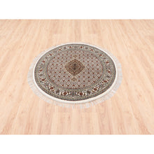 Load image into Gallery viewer, 4&#39;x4&#39; Hand Knotted Ivory Wool Fish Medallion Design Tabriz Mahi Oriental Round Rug FWR375546