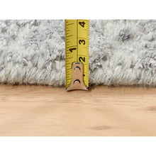 Load image into Gallery viewer, 6&#39;x6&#39; Fine Jacquard Gray Hand Loomed Modern Design Wool And Plant Based Silk Tone On Tone Oriental Round Rug FWR377148