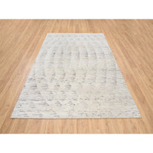 Load image into Gallery viewer, 6&#39;x9&#39; Undyed Natural Wool Ivory Tone On Tone Repetitive Curvilinear Design Hand Knotted Oriental Rug FWR380250