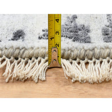 Load image into Gallery viewer, 9&#39;9&quot;x9&#39;9&quot; Silver Gray, Erased Persian Design, Wool And Pure Silk Hand Knotted, Round Oriental Rug FWR384354