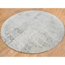 Load image into Gallery viewer, 13&#39;9&quot;x13&#39;9&quot; Light Gray Hand Knotted Modern Hand Spun Undyed Natural Wool Round Oriental Rug FWR385392