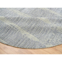 Load image into Gallery viewer, 9&#39;x9&#39; Gray, Tone On Tone Transitional Erased Design, Jacquard Hand Loomed, Wool And Plant Based Silk, Oriental, Round Rug FWR385854