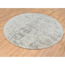 Load image into Gallery viewer, 7&#39;10&quot;x7&#39;10&quot; Light Gray, Hand Spun Undyed Natural Wool, Hand Knotted, Modern Design, Round Oriental Rug FWR388200