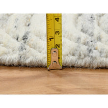 Load image into Gallery viewer, 2&#39;6&quot;x6&#39; Beige, Hand Loomed Variegated Textured Modern Design, Organic Wool, Runner Oriental Rug FWR389040