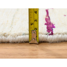 Load image into Gallery viewer, 5&#39;x5&#39; Colorful, Modern Abstract Motifs with Painter&#39;s Brush Strokes, Wool and Sari Silk Hand Knotted, Round Oriental Rug FWR389436