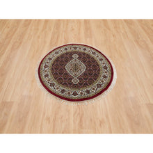 Load image into Gallery viewer, 3&#39;4&quot;x3&#39;4&quot; Mahogany Red, Tabriz Mahi With Fish Medallion Design, Pure Wool, 175 Kpsi, Hand Knotted, Round, Oriental Rug FWR390558