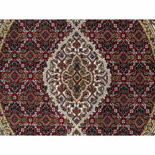 Load image into Gallery viewer, 3&#39;4&quot;x3&#39;4&quot; Mahogany Red, Tabriz Mahi With Fish Medallion Design, Pure Wool, 175 Kpsi, Hand Knotted, Round, Oriental Rug FWR390558