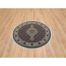 Load image into Gallery viewer, 5&#39;x5&#39; Light Gray, Extra Soft Wool, Hand Knotted, 175 Kpsi Tabriz Mahi With Fish Medallion Design, Round Oriental Rug FWR390726