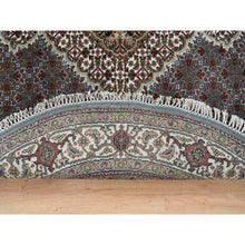 Load image into Gallery viewer, 5&#39;x5&#39; Light Gray, Extra Soft Wool, Hand Knotted, 175 Kpsi Tabriz Mahi With Fish Medallion Design, Round Oriental Rug FWR390726