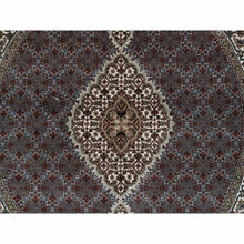 Load image into Gallery viewer, 5&#39;x5&#39; Light Gray, Extra Soft Wool, Hand Knotted, 175 Kpsi Tabriz Mahi With Fish Medallion Design, Round Oriental Rug FWR390726