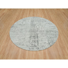 Load image into Gallery viewer, 6&#39;1&quot;x6&#39;1&quot; Light Gray, Hand Knotted, Hand Spun Undyed Natural Wool, Soft Pile, Modern Design, Round Oriental Rug FWR393918