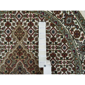 3'4"x3'4" Porcelain White, 175 Kpsi, Pure Wool, Tabriz Mahi With Fish Medallion Design, Hand Knotted, Round Oriental Rug FWR394722