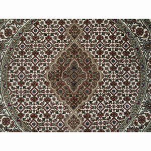 3'4"x3'4" Porcelain White, 175 Kpsi, Pure Wool, Tabriz Mahi With Fish Medallion Design, Hand Knotted, Round Oriental Rug FWR394722
