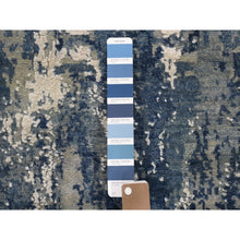 Load image into Gallery viewer, 6&#39;2&quot;x6&#39;2&quot; Round Abstract Design Wool And Pure Silk Blue Hand Knotted Denser Weave Oriental Rug FWR400530