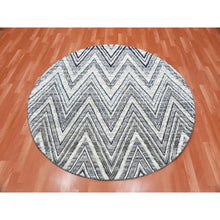 Load image into Gallery viewer, 6&#39;x6&#39; Round Chevron Design Modern Textured Wool And Pure Silk Hand Knotted Ivory Oriental Rug FWR450174