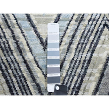 Load image into Gallery viewer, 6&#39;x6&#39; Round Chevron Design Modern Textured Wool And Pure Silk Hand Knotted Ivory Oriental Rug FWR450174