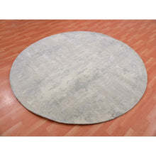 Load image into Gallery viewer, 8&#39;x8&#39; Stardew Gray, Wool And Silk Hand Knotted, Modern Abstract Design With Vibrant Colors, Round Oriental Rug FWR452070