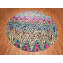Load image into Gallery viewer, 11&#39;9&quot;x11&#39;9&quot; Fuscia Pink, Colorful Chevron Design, Hand Knotted, Sari Silk with Textured Wool, Round, Oriental Rug FWR453402