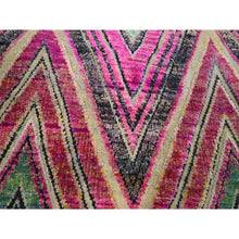 Load image into Gallery viewer, 11&#39;9&quot;x11&#39;9&quot; Fuscia Pink, Colorful Chevron Design, Hand Knotted, Sari Silk with Textured Wool, Round, Oriental Rug FWR453402