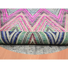 Load image into Gallery viewer, 9&#39;10&quot;x9&#39;10&quot; Hot Pink, Colorful Chevron Design, Hand Knotted, Sari Silk with Textured Wool, Round, Oriental Rug FWR453408
