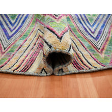 Load image into Gallery viewer, 9&#39;10&quot;x9&#39;10&quot; Hot Pink, Colorful Chevron Design, Hand Knotted, Sari Silk with Textured Wool, Round, Oriental Rug FWR453408