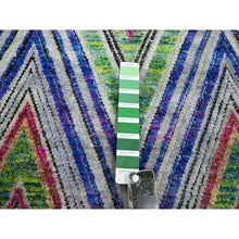 Load image into Gallery viewer, 9&#39;10&quot;x9&#39;10&quot; Hot Pink, Colorful Chevron Design, Hand Knotted, Sari Silk With Textured Wool, Round, Oriental Rug FWR453408