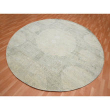 Load image into Gallery viewer, 10&#39;x10&#39; Oyster White, Jewelry Design, Wool And Silk, Hand Knotted, Round, Oriental Rug FWR454086
