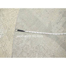 Load image into Gallery viewer, 10&#39;x10&#39; Oyster White, Jewelry Design, Wool And Silk, Hand Knotted, Round, Oriental Rug FWR454086