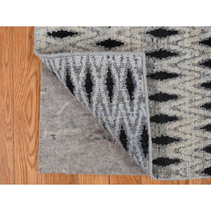 2'x2' Medium Gray, Square, Modern, Small Repetitive Intricate Design, Pure Silk With Textured Wool, Hand Knotted, Oriental Rug FWR468114