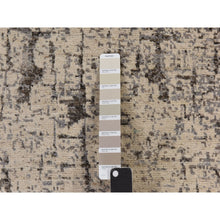 Load image into Gallery viewer, 6&#39;x9&#39; Oyster Gray, Fossil Design, Soft To The Touch, 100% Wool, Hand Knotted, Modern, Oriental Rug FWR470340
