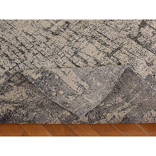 Load image into Gallery viewer, 6&#39;x9&#39; Oyster Gray, Fossil Design, Soft To The Touch, 100% Wool, Hand Knotted, Modern, Oriental Rug FWR470340