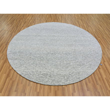 Load image into Gallery viewer, 7&#39;9&quot;x7&#39;9&quot; Perfect Gray, Tone On Tone, Undyed Pure Wool, Grass Design, Hand Knotted, Round Oriental Rug FWR477090