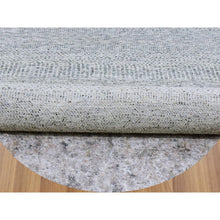 Load image into Gallery viewer, 7&#39;9&quot;x7&#39;9&quot; Perfect Gray, Tone On Tone, Undyed Pure Wool, Grass Design, Hand Knotted, Round Oriental Rug FWR477090