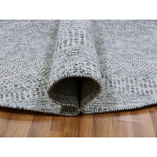 Load image into Gallery viewer, 7&#39;9&quot;x7&#39;9&quot; Perfect Gray, Tone On Tone, Undyed Pure Wool, Grass Design, Hand Knotted, Round Oriental Rug FWR477090